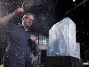 Unter den Augen von Juror J. Neilson (Bild) kreieren die Kandidaten in dieser Folge eine Waffe mit der Hada-Technik - einem traditionellen Verfahren, bei dem mehrere Stahlschichten zusammengeschmiedet werden.