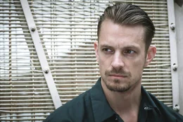 Nach seiner vorzeitigen Entlassung aus dem Gef&auml;ngnis wurde Pete Koslow (Joel Kinnaman) zum FBI-Informanten.