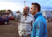 Lothar betreibt einen 20.000 Quadratmeter gro&szlig;en Schrottplatz und sammelt nebenbei noch Tr&ouml;del, Fahrzeuge, Porzellan, LKWs oder Motorr&auml;der. (Foto, re: Tr&ouml;delprofi Mauro Corradino)