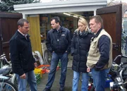 Tatjana will endlich das geerbte Haus von den alten Telefonen, Mofas und dem Porzellan befreien. Ihr Freund Frank und der gemeinsame Bekannte Andreas haben schon ihre Hilfe angeboten. Otto Schulte (re.) kann also auf tatkr&auml;ftige Unterst&uuml;tzung z&auml;hlen.