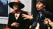 Unter gro&szlig;em Presseaufgebot wird die hochm&uuml;tige Million&auml;rin Katharina v. Preiss (Christine Wodetzky, l.) eingeliefert. Jutta (Claudia Loerding) versucht die Reporter zur&uuml;ckzuhalten.