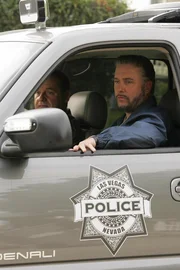 "CSI - Den T&auml;tern auf der Spur", "Im Kugelhagel (2)." Brass und Sofia stehen unter Verdacht, einen t&ouml;dlichen Schuss auf einen Polizisten abgegeben zu haben. Mit einer n&auml;chtlichen Rekonstruktion des Tathergangs versucht Grissom, die Wahrheit herauszufinden. Nach und nach gelingt es auch zu kl&auml;ren, wieso die routinem&auml;&szlig;ige Verkehrskontrolle eskaliert ist.Im Bild (v.li.): Paul Guilfoyle (Captain Jim Brass), William Petersen (Gil Grissom).