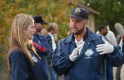 Am Tatort einer Bandenschie&szlig;erei versuchen Det. Sofia Curtis (Louise Lombard) und Gil Grissom (William Petersen) den Tathergang zu rekonstruieren.
