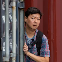Der durchgeknallten Hacker AJ (Ken Jeong) erweist sich als wertvoller Helfer.