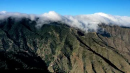 Die Wolken der Passatwinde verfangen sich im Lorbeerwald in der Inselmitte La Gomeras. Blick von La Gomera auf den Teide in Teneriffa, dem h&ouml;chsten Berg Spaniens.