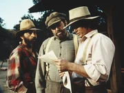 Edwards (Victor French, l.), Yuli (Theodore Bikel, M.) und Charles (Michael Landon, r.) studieren Yulis Steuerbescheid.