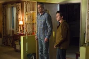 Mike (Neil Flynn, l.); Axl (Charlie McDermott, r.)