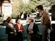 Mamie Baldwin (Helen Kleeb, l.), ihre Schwester Emily (Mary Jackson, 2.v.l.) und Ester (Ellen Corby, 2.v.r.) bitten John-Boy (Richard Thomas, r.), sie im Kampf um das alte Haus zu unterst&uuml;tzen.