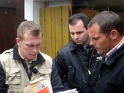 Profi Otto Schulte (li.) durchforstet mit Tatjanas Freund Frank (Mitte) und Andreas den Tr&ouml;del ..