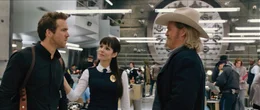 Proctor (Mary-Louise Parker, M.) stellt Nick (Ryan Reynolds, l.) seinem neuen Partner vor: dem Cowboy Roy (Jeff Bridges, r.).