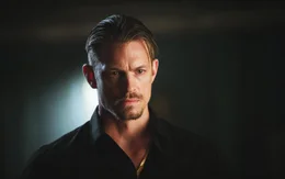 Eigentlich wollte der Ex-Elitesoldat Pete Koslow (Joel Kinnaman) nach seiner Zeit im Gef&auml;ngnis ein neues Leben beginnen.