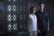 Tris (Shailene Woodley, l.); Caleb (Ansel Elgort, r.)