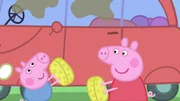Schorsch (l.) und Peppa putzen das dreckige Auto.