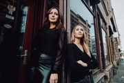 Paulina Krasa (links) und Laura Wohlers (rechts), die beiden Presenterinnen der "ZDFinfo-True-Crime-Doku". Bekannt wurden sie mit dem Podcast &sbquo;Mordlust&lsquo;.
