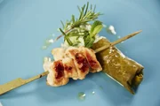 H&uuml;hner-Souvlaki mit Dolmades.
