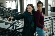 Die Krimi-Schauspielerin Birgit Wilkens (Jennifer Ulrich, l.) ist &uuml;berzeugt, dass die SOKO beim Mord an ihrem Mann die Falsche verd&auml;chtigt. Pl&ouml;tzlich bedroht sie Kommissarin Lilly Funke (Tatjana K&auml;stel, r.) mit einer Waffe &ndash; und es f&auml;llt ein Schuss.