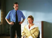Gitting (Karl-Heinz von Liebezeit) macht Silke (Judith von Radetzky) klar, daß sie und nicht er die Schuld für Katrins und Richards Flucht trägt. Gitting (Karl-Heinz von Liebezeit) macht Silke (Judith von Radetzky) klar, daß sie und nicht er die Schuld für Katrins und Richards Flucht trägt.