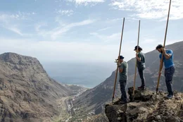 La Gomera &ndash; wild, gr&uuml;n, kanarisch Eine Tradition auf La Gomera: Mit Stangen &uuml;berwinden Hirten kleine Abh&auml;nge und Schluchten.  Copyright: SRF/One Gate Media