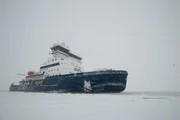 Der Eisbrecher "Polaris" patrouilliert durch den Bottnischen Meerbusen. In der Winterzeit befreit er festsitzende Frachter aus dem Eis.