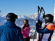 Tolle Aussicht, gute Laune &ndash; so muss es sein im Skiurlaub.