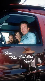 Stolz wie Oskar! Tim (Tim Allen, r.) nimmt Heidi (Debbe Dunning) und Al (Richard Karn) mit auf Probefahrt in seinem neuen Auto.