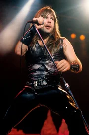 Iron- Maiden-Frontmann Bruce Dickinson gilt als Vorreiter des opernhaften Gesangs im Heavy Metal. Ganz nebenbei ist der Brite ein international anerkannter Fechter und Flugzeugpilot.