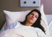 Walter (Katy Karrenbauer) liegt nach ihrer Fehlgeburt im Krankenbett. Walter (Katy Karrenbauer) liegt nach ihrer Fehlgeburt im Krankenbett.