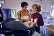 Svenja (Leonie Wesselow) muss babysitten und Yannik (Rojan Juan Barani) soll ihr dabei helfen.