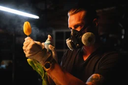 Vor seiner erneuten Inhaftierung trifft Pete Koslow (Joel Kinnaman) wichtige Sicherheitsvorkehrungen.