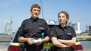 Polizeihauptkommissarin Wiebke T&ouml;nnessen (rechts, Antonia Bill) und Polizist Malte Niebecker (links, Joshua Seelenbinder) tauschen sich bei einer Pause am Hafen &uuml;ber die Ermittlungen aus.