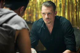 Als FBI-Informant bekommt es Pete Koslow (Joel Kinnaman, r.) mit gef&auml;hrlichen Gangstern zu tun.