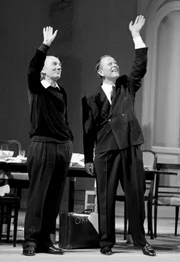 Im ausverkauften Wiener Burgtheater wurde am 04.11.1988 das seit Wochen umstrittene St&uuml;ck Heldenplatz von Thomas Bernhard in der Inszenierung von Hausherr Claus Peymann uraufgef&uuml;hrt. Bild: Bernhard (l.) und Peymann (r) beim Schlussapplaus auf der B&uuml;hne.