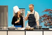 Jan B&ouml;hmermann steht mit Iris Berben in der K&uuml;che von "B&ouml;hmi brutzelt".