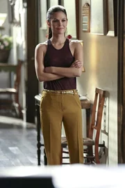 Zoe (Rachel Bilson) kann es einfach nicht lassen, sich in die Angelegenheiten anderer Leute einzumischen und das geht nicht immer gut aus ...