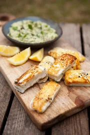 Halloumi und Avocado