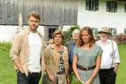 Quirin Pankofer (Jens Atzorn, l.), Annemarie Pankofer (Olivia Silhavy, 2.v.l.), Casper Pankofer (Gerhard Acktun, M.), Lena Lorenz (Patricia Aulitzky, 2.v.r.) und Leopold Lorenz (Fred Stillkrauth, r.) verabschieden sich. Leider stand das erste Kennenlernen unter keinem guten Stern.