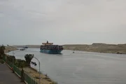 Containerschiff im Suezkanal. Diese Verbindung verk&uuml;rzt den Seeweg von Asien nach Europa um fast einen Monat.