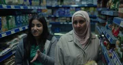 Lina (Hanine El Behiri, l.) und Momos Mutter (Nadia Abdelouafi, r.) haben im Supermarkt mit Anfeindungen zu k&auml;mpfen.