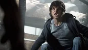 Scott (Tyler Posey) kämpft als Werwolf verwandelt gegen Derek (Tyler Hoechlin) Scott (Tyler Posey) kämpft als Werwolf verwandelt gegen Derek (Tyler Hoechlin)