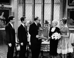 13. Nach vielen Aufregungen eine fr&ouml;hliche Wiedersehensfeier bei Kikis (Christine Kaufmann, re.) Gro&szlig;mama, Frau von Hartwig (K&auml;the Haack), zu der au&szlig;er Gottlieb S&auml;nger (Heinz Erhardt, Mi.) auch die beiden Studenten Rudi (Michael Lenz, li.) und Max (Peter Wengen, 2.v.li.) geladen sind.