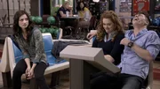 Scott kann es kaum erwarten, einen romantischen Abend mit Allison zu verbringen. Doch ihr erstes Date verl&auml;uft anders als geplant: Ausgerechnet Lydia (Holland Roden, Mitte) und Scotts Erzfeind Jackson (Colton Haynes, re.) begleiten die beiden zum Bowling und so endet der Abend in einem Gruppendate.