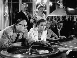 Kiki (Christine Kaufmann, Mi.) hat es durchgesetzt, dass der biedere Gottfried S&auml;nger (Heinz Erhardt, li.) sie ins Spielkasino von Baden-Baden f&uuml;hrt. Viel Gl&uuml;ck scheinen sie hier allerdings nicht zu haben.