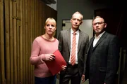 Angelika Flierl (Bernadette Heerwagen, l.) versucht mit aller Kraft den Mord aufzudecken. Zangel (Christoph Süss, M.) vertraut dem Ganzen nicht mehr und möchte sie von dem Fall entziehen. Schaller (Alexander Held, r.) setzt sich jedoch für Angelika ein. Angelika Flierl (Bernadette Heerwagen, l.) versucht mit aller Kraft den Mord aufzudecken. Zangel (Christoph Süss, M.) vertraut dem Ganzen nicht mehr und möchte sie von dem Fall entziehen. Schaller (Alexander Held, r.) setzt sich jedoch für Angelika ein.