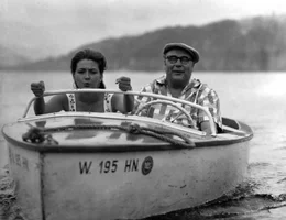 Am Schlu&szlig; einer langen Wanderung gibt es eine Erholung am Wasser. Kiki (Christine Kaufmann) genie&szlig;t die Bootspartie mit &Uuml;bermut, aber auch Gottlieb S&auml;nger (Heinz Erhardt) ist inzwischen etwas aufgetaut.