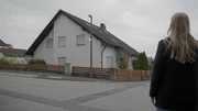 Laura Wohlers schaut sich den Tatort an. In der Garage seines Elternhauses hat Ingo P. die Leichen seiner Eltern eingemauert.