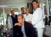 Die Kommissare Kehler (Wolfgang Bathke, hinten, li.) und Bonhoff (Wolfgang Krewe, hi.re.) teilen Ellen (Janna Striebeck, re.) und Tim B&auml;rmann (Stephan Kampwirth) die Ergebnisse ihrer Untersuchungen mit. (2.v.re. Li Hagman als Svenja)