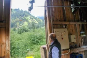 Bergbauer Wiolle Huttegger bei der Transportseilbahn auf Draugsteinalm. Bergbauer Wiolle Huttegger bei der Transportseilbahn auf Draugsteinalm.
