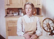 Caroline (Karen Grassle) bef&uuml;rchtet, dass ihr Mann sie mit einer anderen Frau betr&uuml;gt.