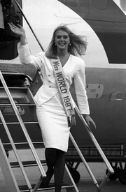 Die vor kurzem in London zur &bdquo;Miss World&ldquo; gek&uuml;rte &Ouml;sterreicherin Ulla Weigerstorfer kehrt wieder in ihre Heimat zur&uuml;ck. Unser Bild zeigt die &bdquo;Miss World&ldquo; nach ihrer Ankunft am Flughafen Wien-Schwechat.