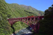 Die Kurobe Gorge Railway f&uuml;hrt entlang einer der tiefsten Schluchten Japans. Urspr&uuml;nglich wurde die Bahn zum Bau eines Staudamms angelegt.